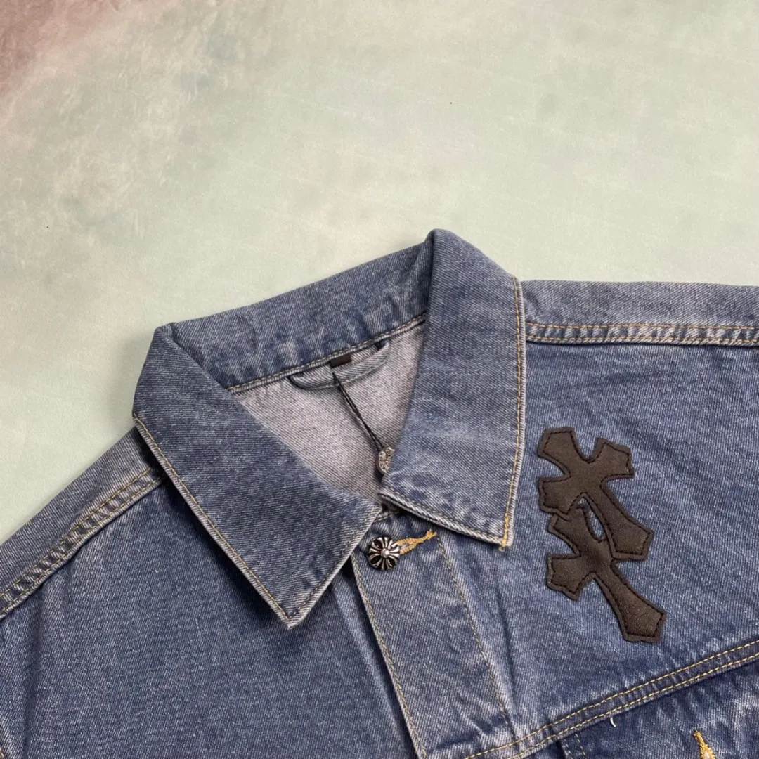 🅿️340 🔘Model No.-KL212 🔘Cro Heart𝐂𝐡𝐫𝐨𝐦𝐞 𝐇𝐞𝐚𝐫𝐭 CH Washed Cross-Laminated Heavy Duty Full Back Multi-Leather Denim Jacket* As a benchmark brand in the fashion field, its wash craftsmanship is a model in the industry. This denim piece is made of heavy denim fabric and has been washed in more than ten ancient ways to present a rich layer of distressed colors. The pink vegetable tanned leather cross patch has been laser cut and manually inlaid to enhance brand recognition with precise grain matching technology. The high-waist three-dimensional tailoring adopts the golden ratio formula, and uses dart transfer technology to optimize the hip and leg lines. The slim fit is designed to take into account the amount of activity, adapting to the needs of multiple scenes. The iconic washing effect combines three processes of enzyme washing, stone grinding and cat whiskering. The hardware is PVD vacuum coated, and the durability and gloss reach luxury-level standards. From the hand-stitched leather appliqués to the customization of the exclusive woven label, every detail adheres to the craftsman's principles - the brand totem outlined by the Behringer embroidery machine, combined with the silver thread anti-counterfeiting webbing, builds a complete quality system. Whether paired with a college-style knitwear to express youthful tension, or combined with a midriff-baring outfit to create a modern aura, its unisex adaptability and multi-dimensional matching potential make it a must-have item in the wardrobe of high-end players.  Size: S M L XL (46.48.50.52) Color: Blue